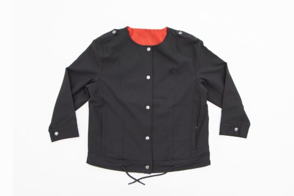 Jacket negra con botones y cuello redondo