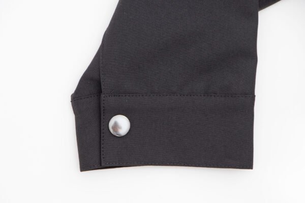 Jacket negra con botones y cuello redondo