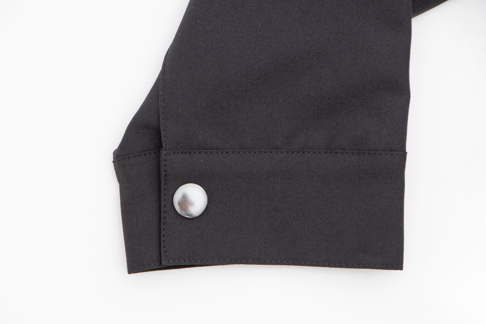 Jacket negra con botones y cuello redondo