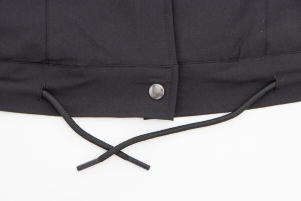 Jacket negra con botones y cuello redondo