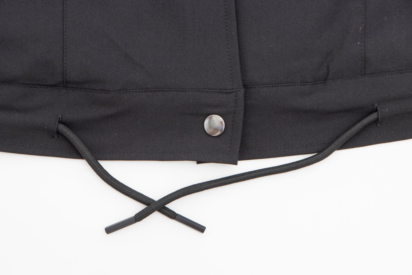 Jacket negra con botones y cuello redondo