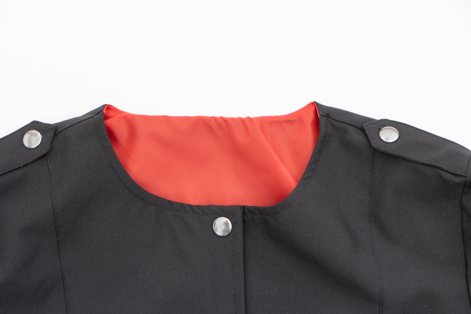 Jacket negra con botones y cuello redondo