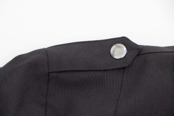 Jacket negra con botones y cuello redondo