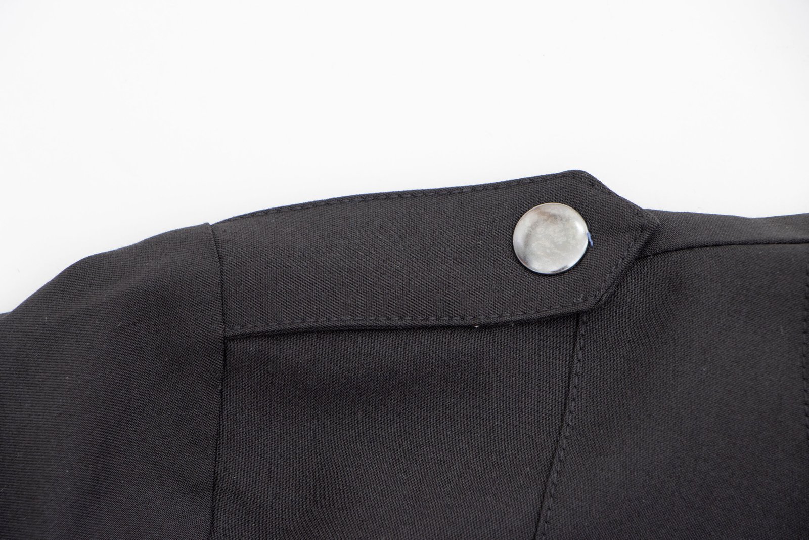 Jacket negra con botones y cuello redondo