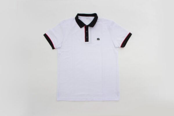 Camiseta polo blanco, cuello blandiz y resortes negro