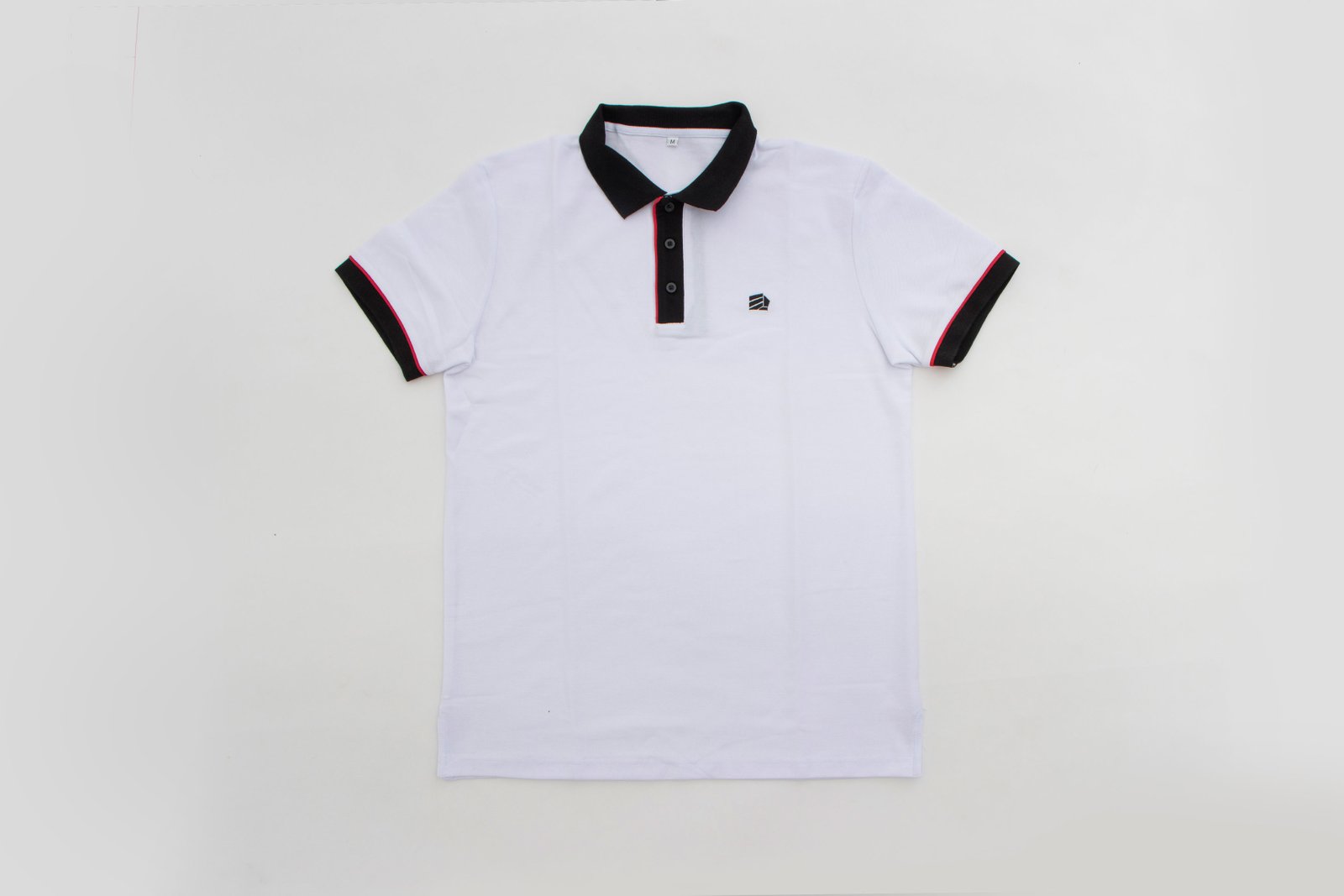 Camiseta polo blanco, cuello blandiz y resortes negro