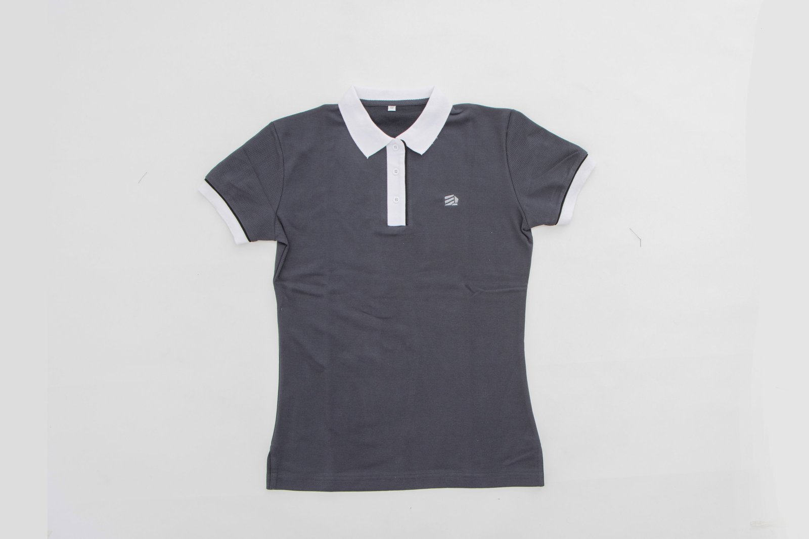 Camiseta polo gris, cuello blandiz y resortes blancos