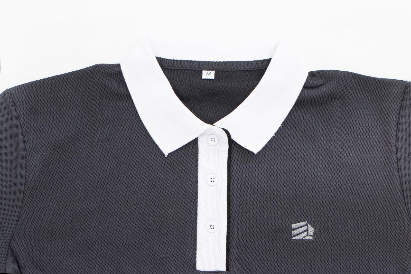 Camiseta polo gris, cuello blandiz y resortes blancos