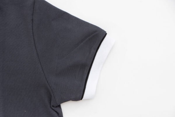 Camiseta polo gris, cuello blandiz y resortes blancos